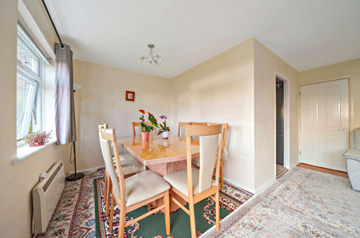 2 Bedroom Apartment For Sale In Thornton Close, Guildford, Surrey, GU2