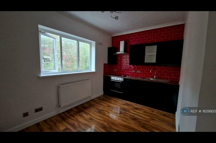 2 Bedroom Flat To Rent In Polygon Road, Manchester, M8