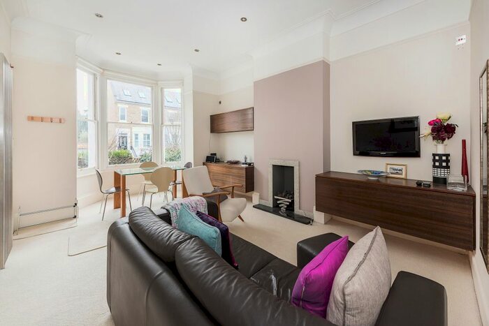 1 Bedroom Flat To Rent In Park Road, East Twickenham, TW1