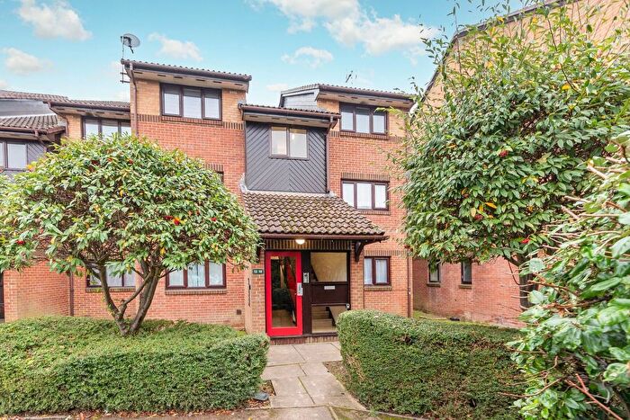 1 Bedroom Flat For Sale In Pavilion Way, Edgware, HA8