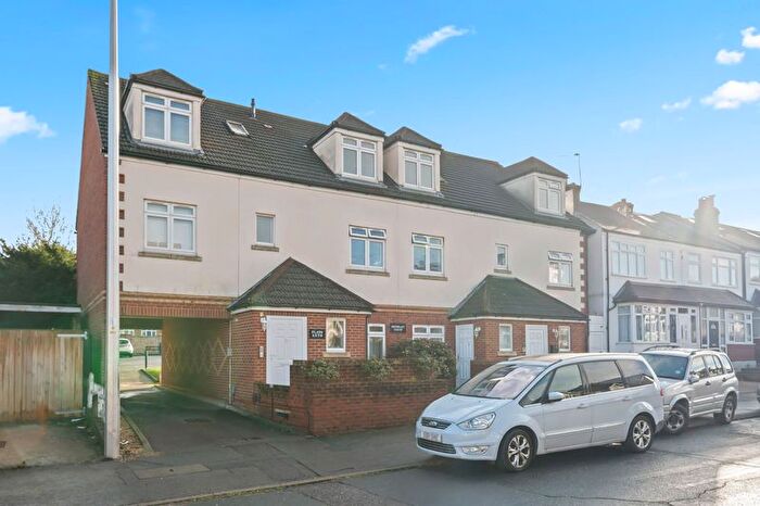 2 Bedroom Flat For Sale In Brinkley Road, Worcester Park, KT4