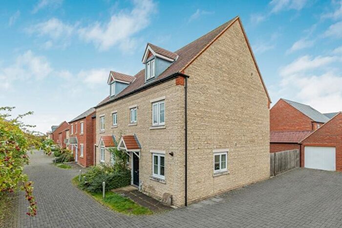 4 Bedroom Semi-Detached House To Rent In Wetherby Road, Bicester, OX26