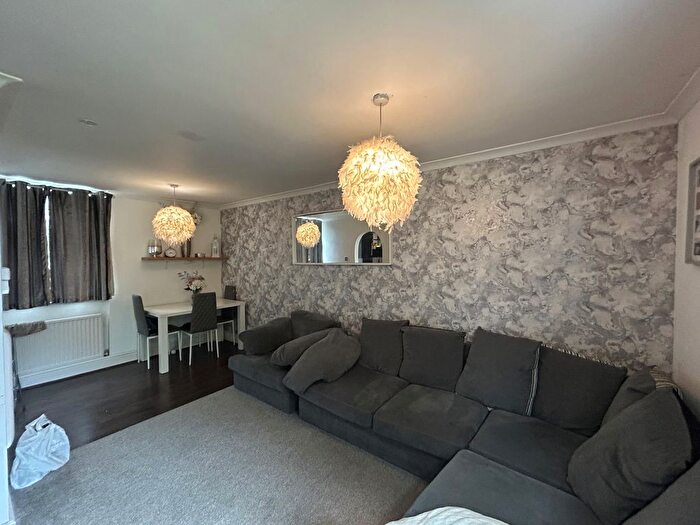 2 Bedroom Flat To Rent In Lingfield Avenue, Sale, M33