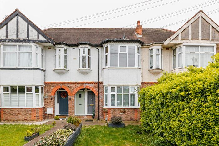 2 Bedroom Maisonette For Sale In Lambourne Gardens, Chingford, E4