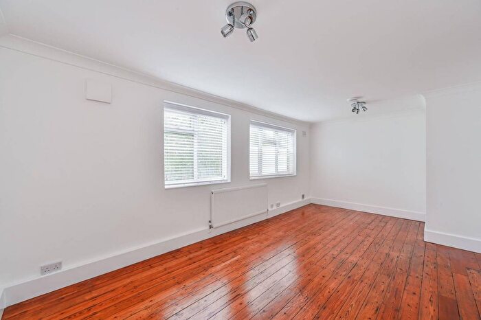 3 Bedroom Flat To Rent In Burnbury Road, Balham, London, SW12