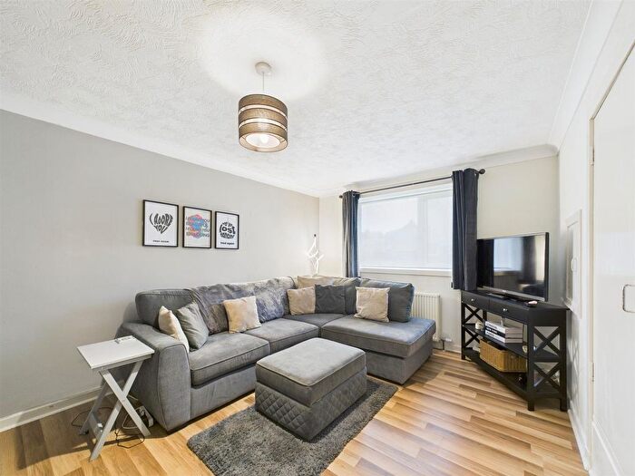 1 Bedroom Flat For Sale In Cairns Place, Perth, PH1