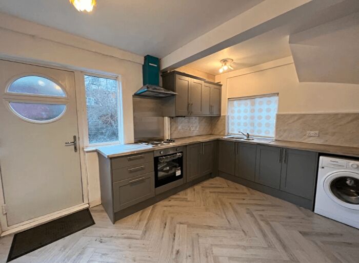 3 Bedroom Semi-Detached House To Rent In Sun Court, Erith, DA8