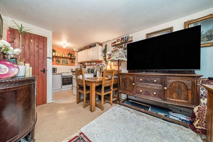 1 Bedroom Flat For Sale In Seymour Way, Sunbury-On-Thames, TW16