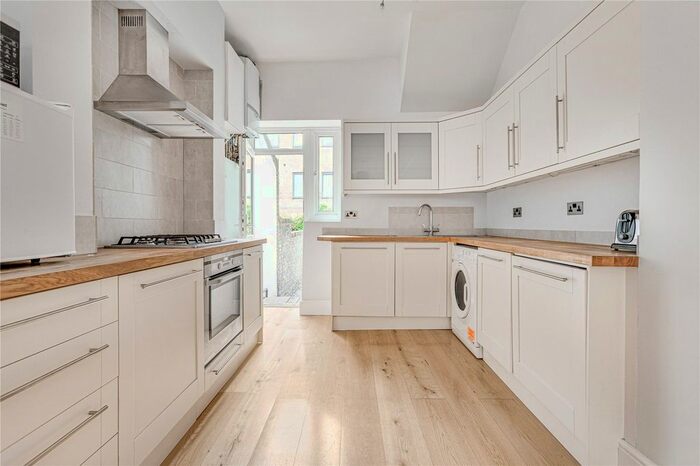 2 Bedroom Flat To Rent In Severus Road, London, SW11