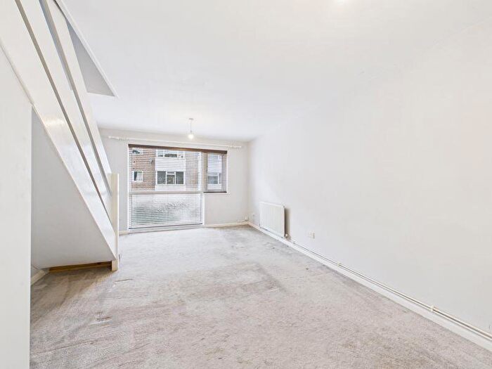 2 Bedroom Maisonette To Rent In High Street, Caterham - £pcm, CR3