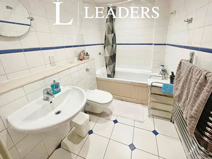 2 Bedroom Apartment To Rent In Gloucester Square, Southampton, SO14