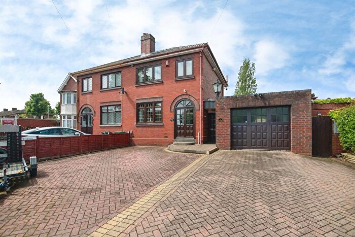 3 Bedroom Semi Detached House For Sale In Trotters Lane, West Bromwich, B71