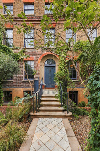 Detached House For Sale In Malplaquet House, Mile End Road, Stepney, E1