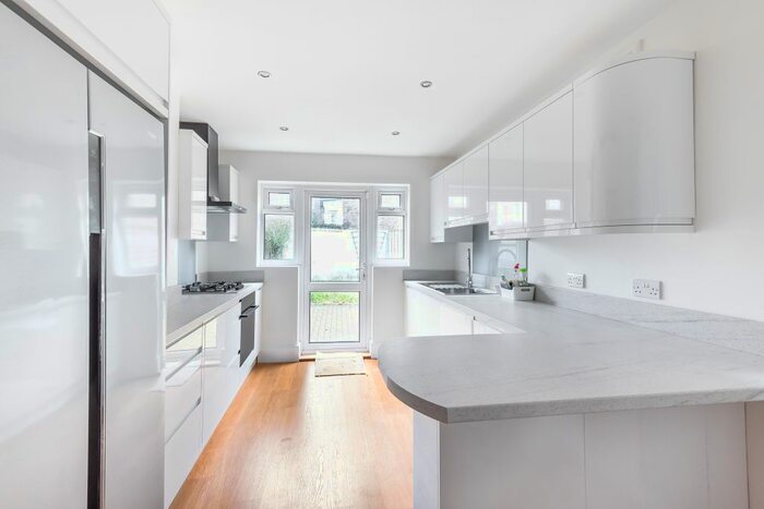 3 Bedroom End Of Terrace House To Rent In Elverson Road, Lewisham, London, SE8