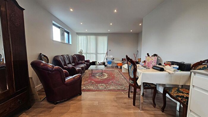 2 Bedroom Flat To Rent In Hydrangea Court, Kingswood Place, Hayes, UB4