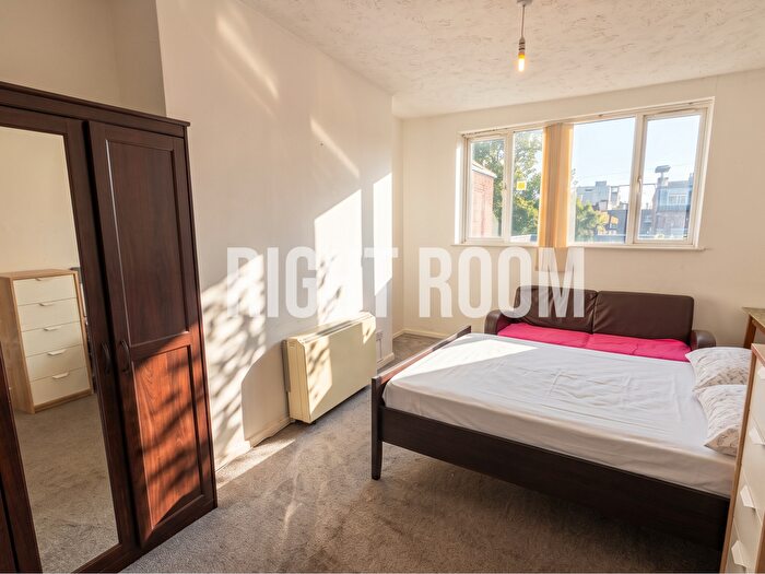 2 Bedroom Flat To Rent In Bed Flat, Osborne Road, Southsea, PO5