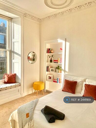 3 Bedroom Flat To Rent In Lutton Place, Edinburgh, EH8