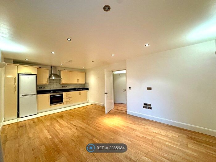 2 Bedroom Flat To Rent In York Way, Watford, WD25