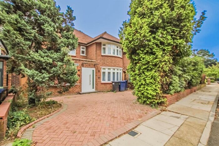4 Bedroom Detached House For Sale In Danescroft Gardens, Hendon, NW4