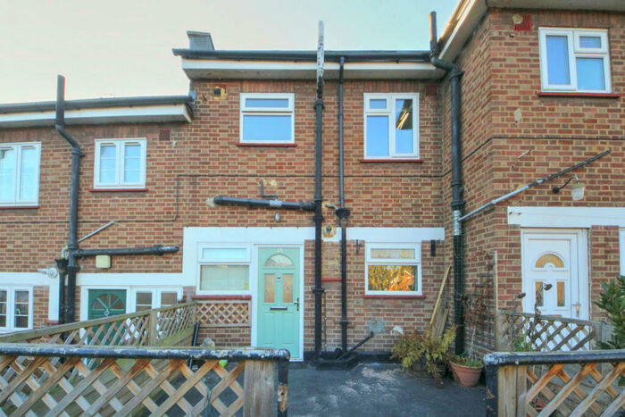 3 Bedroom Maisonette To Rent In Onslow Parade, Southgate, N14