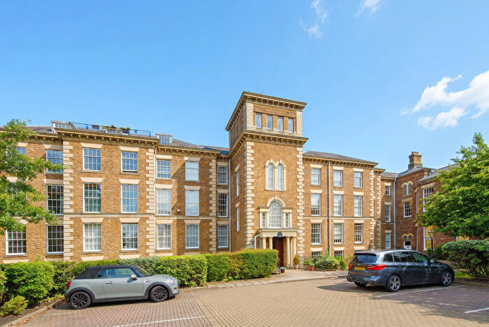 2 Bedroom Flat To Rent In Princess Park Manor, Friern Barnet, London, N11