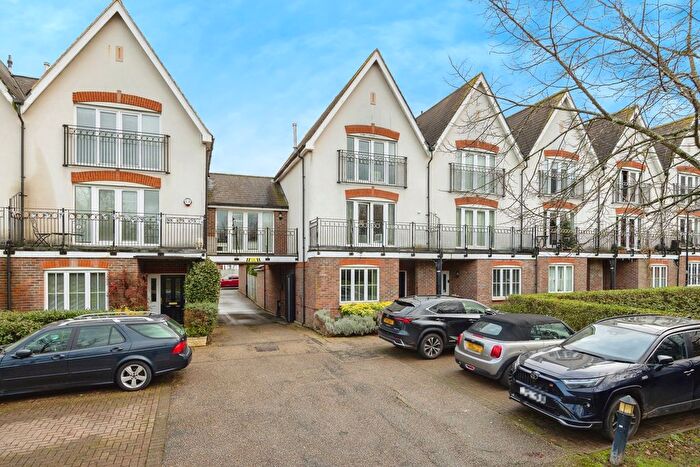 4 Bedroom Semi Detached House For Sale In Railton Road, Guildford, Surrey, GU2