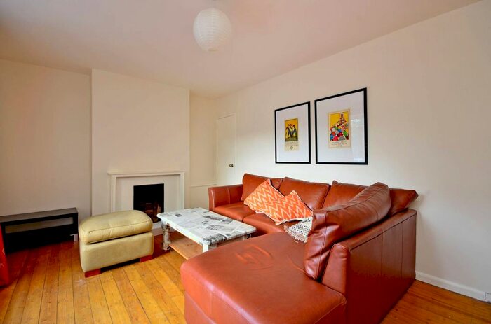 2 Bedroom Flat To Rent In St Saviours Estate, London Bridge, London, SE1