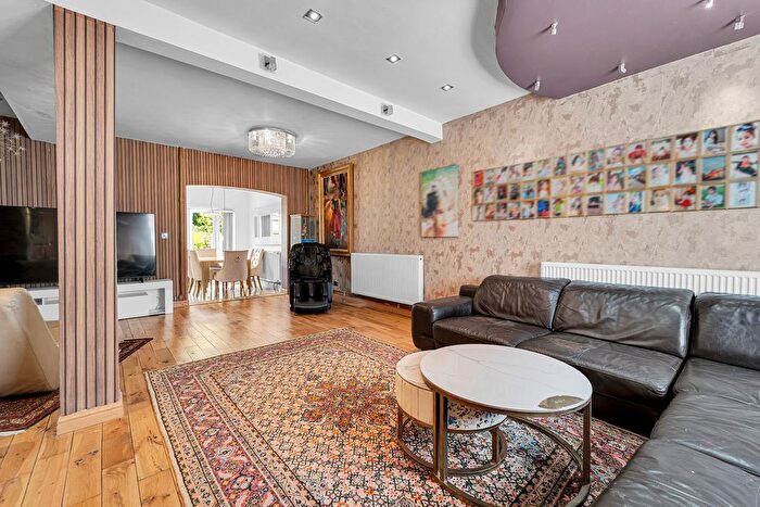 5 Bedroom Semi-detached House For Sale In Sunnymead Road, London, NW9