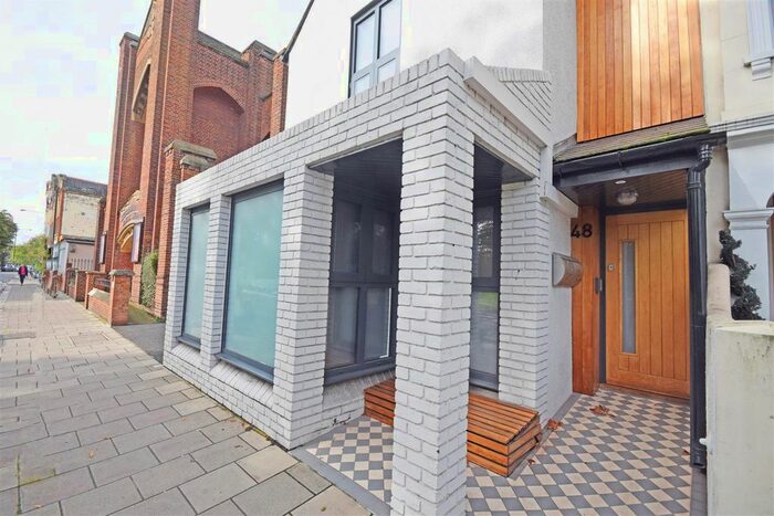 2 Bedroom Flat To Rent In The Green, Twickenham, TW2