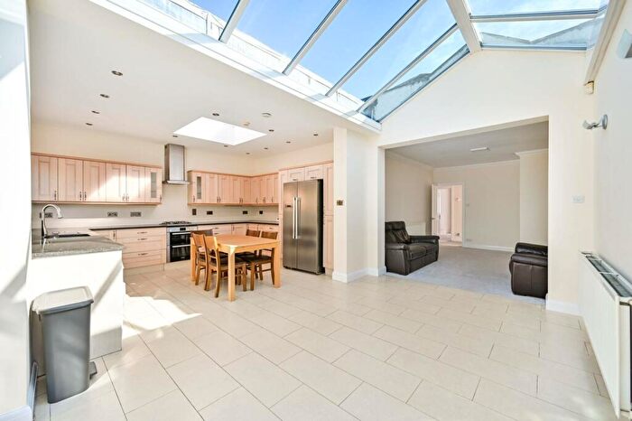 4 Bedroom Bungalow To Rent In Matlock Way, New Malden, KT3