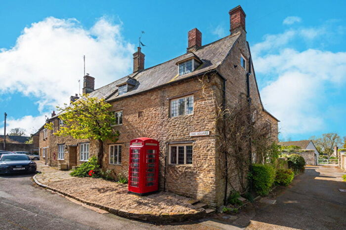 4 Bedroom Cottage For Sale In The Square, Aynho, Banbury, OX17