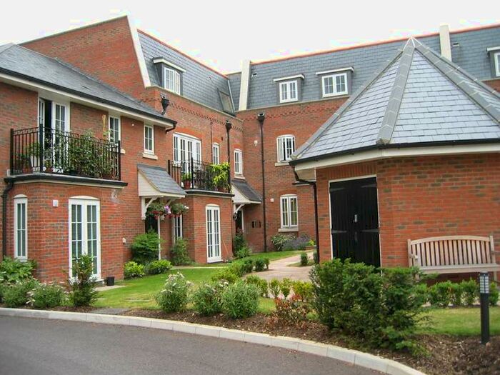 2 Bedroom Flat To Rent In Red Lion Court, Hatfield, AL9