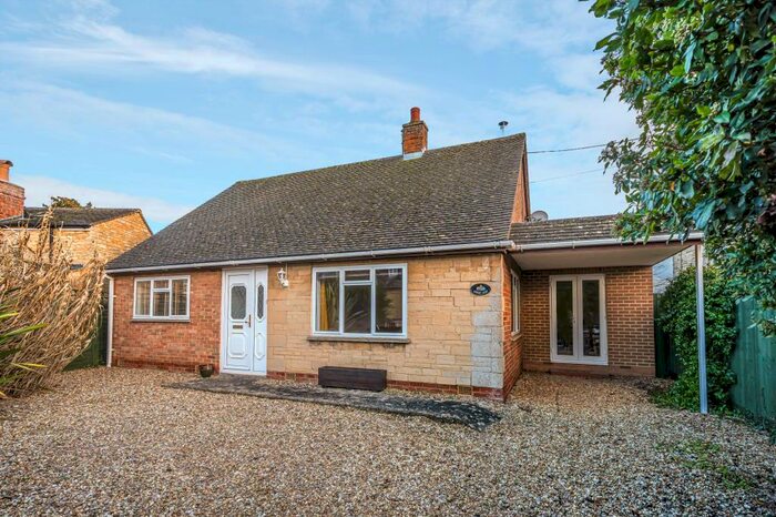 2 Bedroom Detached Bungalow To Rent In Oxford Road, Bletchingdon, OX5