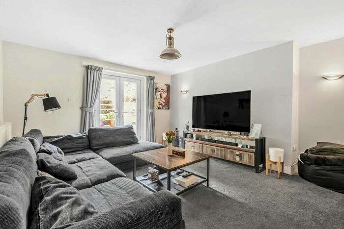 2 Bedroom Flat To Rent In Montague Road, Richmond, TW10