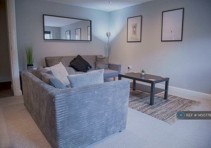 2 Bedroom Flat To Rent In Wood Cote Fold, Bradford, BD22