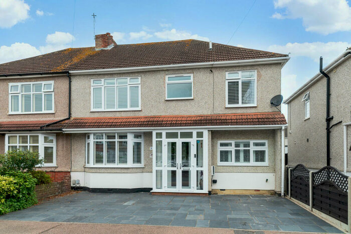 6 Bedroom Semi-Detached House To Rent In Pinnacle Hill North, Bexleyheath, DA7