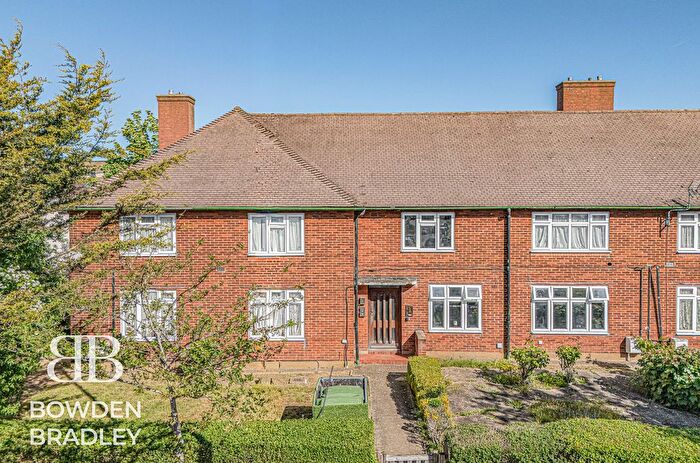 1 Bedroom Flat For Sale In New North Road, Hainault, IG6