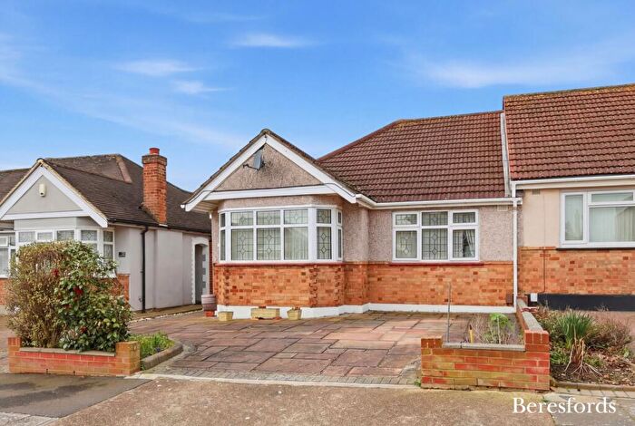 3 Bedroom Bungalow For Sale In Alma Avenue, Hornchurch, RM12
