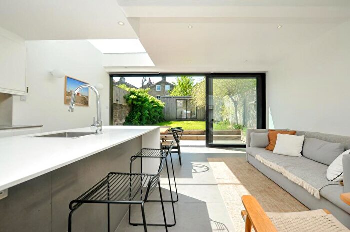 2 Bedroom Flat For Sale In Maury Road, Stoke Newington, N16