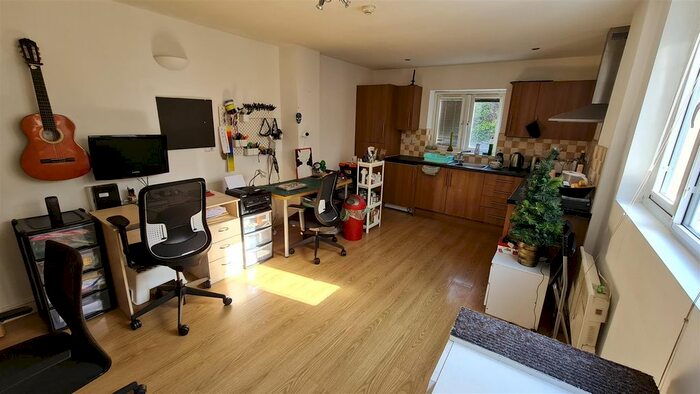 1 Bedroom Flat To Rent In Colum Road, Cathays, Cardiff, CF10