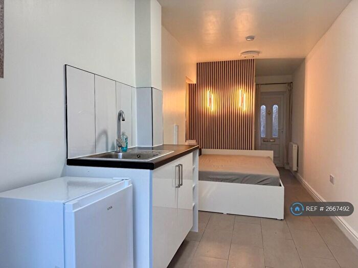 Studio To Rent In Perryman Way, Slough, SL2