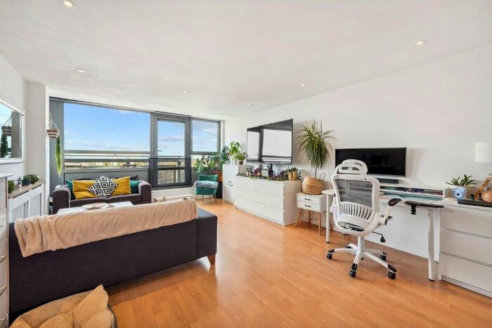 2 Bedroom Flat To Rent In New Park Road, London, SW2