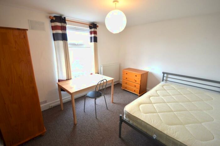 Flat To Rent In Sutherland Road, Plymouth, PL4