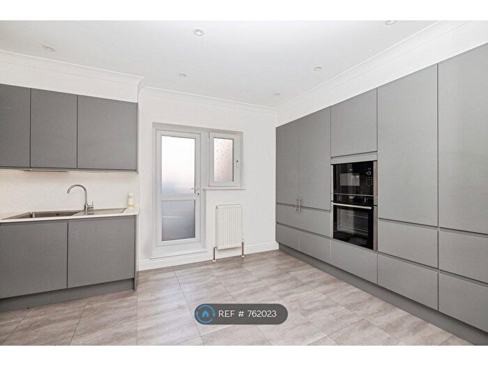 3 Bedroom Flat To Rent In Pratt Street, London, NW1