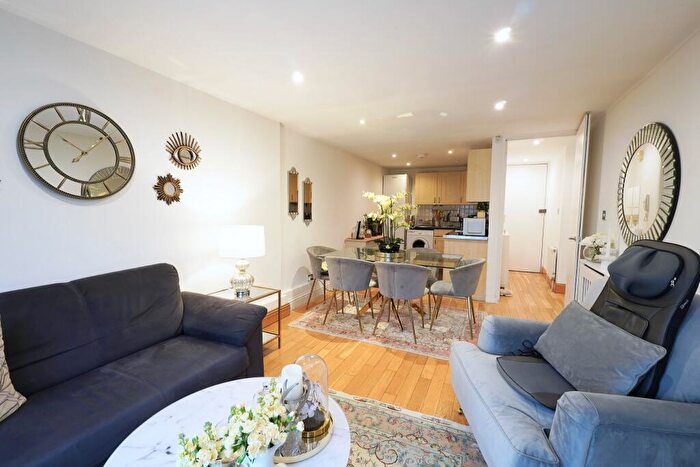 2 Bedroom Flat To Rent In Danbury House, Sunningfields Road, NW4