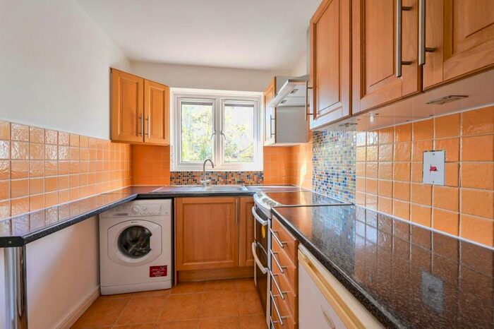 1 Bedroom Flat To Rent In Glyn Avenue, East Barnet, Barnet, EN4