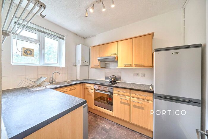 2 Bedroom Flat To Rent In Triangle Place, SW4