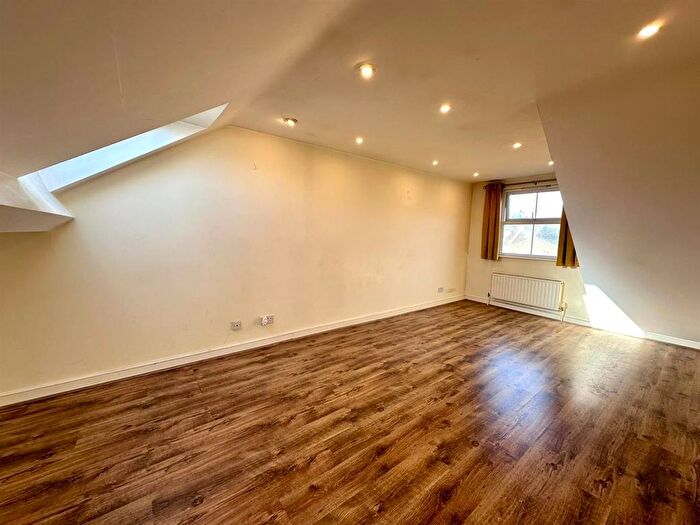 3 Bedroom Flat To Rent In Newick Road, London, E5