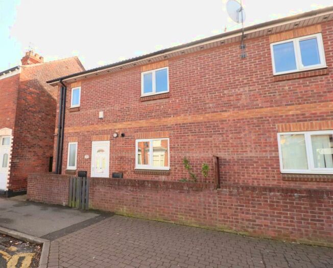 3 Bedroom Semi-Detached House To Rent In Estcourt Street, Hull, HU9