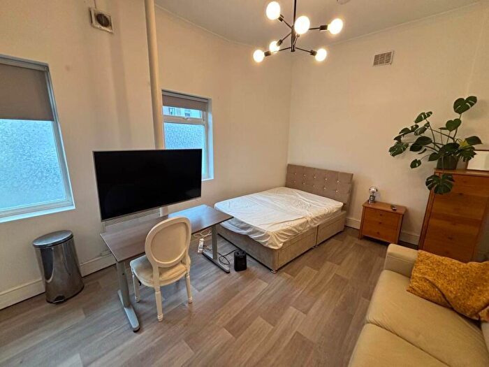 Studio To Rent In Shrubland Road, Walthamstow, London, E17
